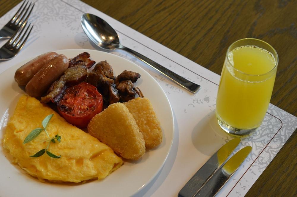 Doubletree By Hilton Doha Old Town Hotel Exterior photo A breakfast with a glass of orange juice