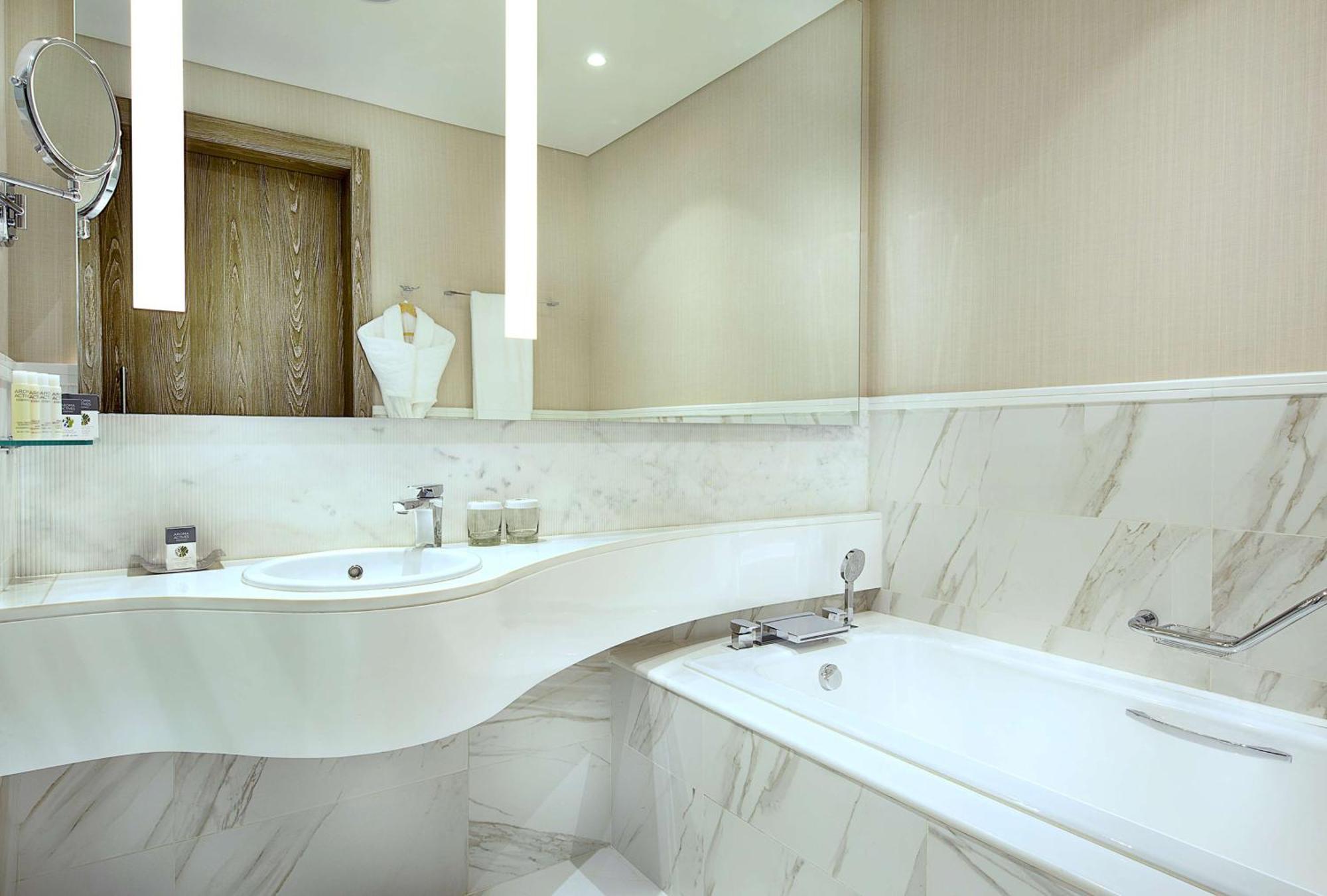 Doubletree By Hilton Doha Old Town Hotel Exterior photo Bathroom