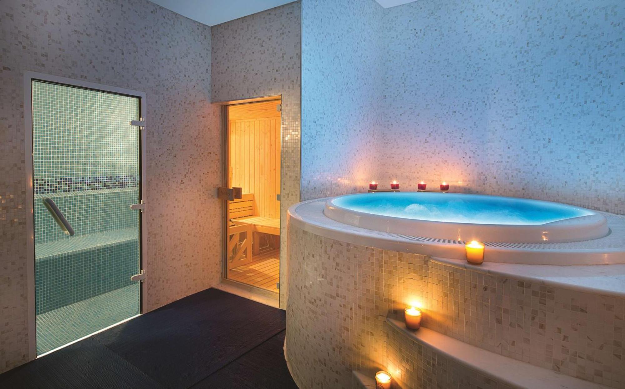 Doubletree By Hilton Doha Old Town Hotel Exterior photo A whirlpool bath
