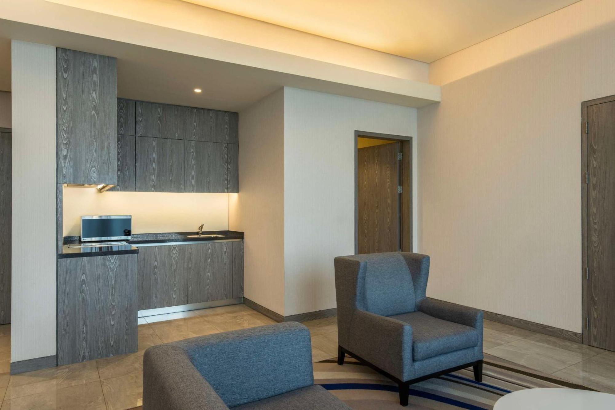 Doubletree By Hilton Doha Old Town Hotel Exterior photo A suite at the hotel