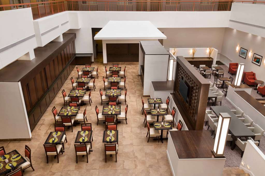 Doubletree By Hilton Doha Old Town Hotel Interior photo The interior of the restaurant